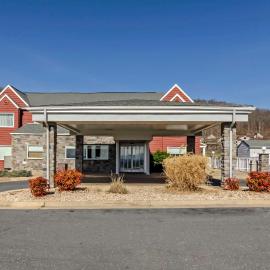 Clarion Pointe Staunton East、スタントンのホテル
