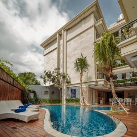 Alron Hotel Kuta, hotell i Kuta