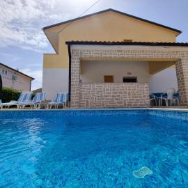 ARA-ZAROK, hotel a Baška