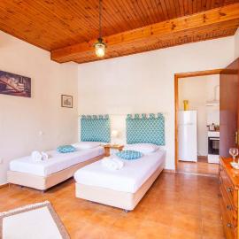 Old Barber Shop by Konnect, 1,2km from Dassia beach, hotel i Dassia