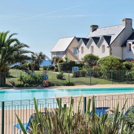 LocaLise - A05 - Plain-pied avec petite vue mer donnant sur la piscine et le jardin - Grande salle de bain - Wifi inclus - draps inclus - animaux bienvenus - parking gratuit、ル・ギルヴィネックのホテル