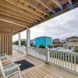 Emerald Isle Getaway w/ Decks & Beach Views!, hotel in Emerald Isle
