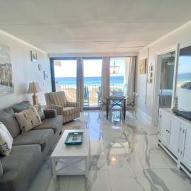 Island Winds East 202 by ALBVR - Beautifully renovated beachfront condo & steps away from Hangout & more!, hotel di Gulf Shores