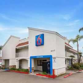 Motel 6-Carlsbad, CA - East Near LEGOLAND，卡爾斯巴德的飯店