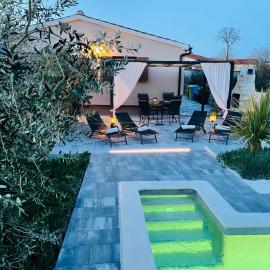 Holiday House Tesser with Pool, Hotel in Galižana