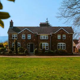 Beautiful 5 bedroom house with hot tub & fire pit, hotelli kohteessa Abergavenny