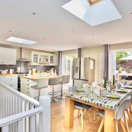 Luxurious Retreat - Hot Tub - Pool Table - Gym - Sauna - Cinema Room - Free Parking - WiFi - Close to Beach