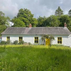 Newly renovated Cottage with private trout fishing set in beautiful wildlife estate, hotel in Monaghan