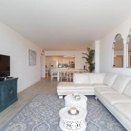 Stunning & Spacious Resort-Style Condo Across From Beach!, hotel in Sunny Isles Beach