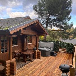 Romantic Log Cabin With Hot Tub, hotel in Leominster