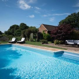 Rural cottage with swimming pool!、High Haldenのホテル