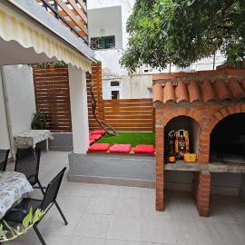 Klarisa Cozy Holiday Home with Private Garden, hotel a Novalja