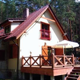 Cztery Pory Lasu: Silna Nowa şehrinde bir otel