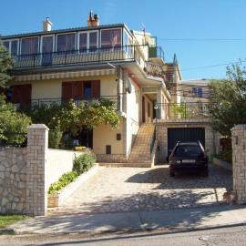 Guest House Julia, מלון בסנג'