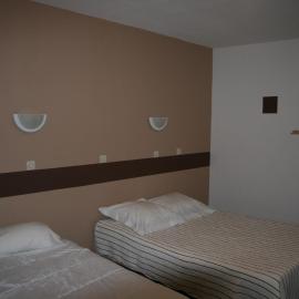 Hotel Le Bois Des Espeisses، فندق في نيم