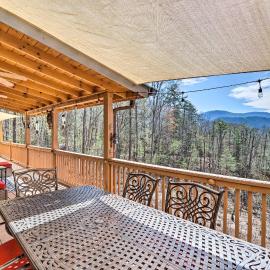 Cozy Cherry Log Cabin ~ 10 Mi to Mercier Orchards, hotel din Cherry Log