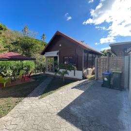 Bungalow Gaspardo , 2 chambres climatisées , à 2 mins à pied de la plage , wifi , jardin clos, parking ,sans vis-à-vis , Le Carbet