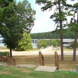 GR6 - Mountain Harbor Queen Guest Room on Lake Ouachita,Mount Ida的飯店