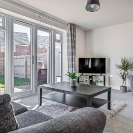 Spacious 3 Bed House With 2 Bathrooms & Parking