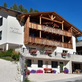 Chalet Apartments Ambria, hotel di La Villa