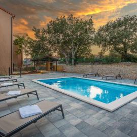 Apartments Cesare with Shared Pool: Ližnjan şehrinde bir otel