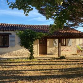 Gîte with great views، فندق في Bazian