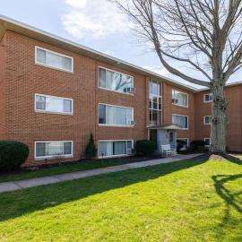 Two Bedrooms near CLE airport 2-4b Georgetown Villas, hotel in Fairview Park