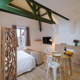Villa Forestière Studio l'Olivier, hotel in Quincy-Voisins