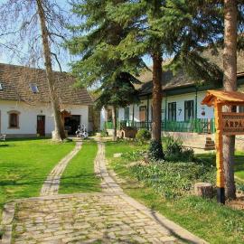 Árpád Ház, Hotel in Alsónána