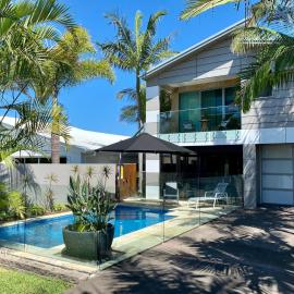 Mudjimba में, होटल The Palm - Beachside Home with Heated Pool, Cinema & Games Room