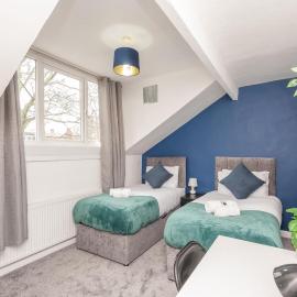 Leeds 4-Bed House - Sleeps 9 Free Parking & WiFi