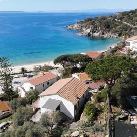Appartamento Cavoli - Vista mare con terrazza, clima e posto auto, hotelli kohteessa Cavoli