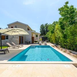 Villa Alloro Muntrilj with pool, готель у місті Muntrilj