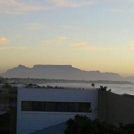 Stunning apartment with ocean views and Table Mountain, מלון במלקבוסטראנד