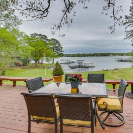 Decks & Lake Views: Waterfront Hot Springs Home!, Hotel in Hot Springs