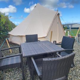 B&B Glamping Bell Tents at The Ring Pub, hotel din Gwredog