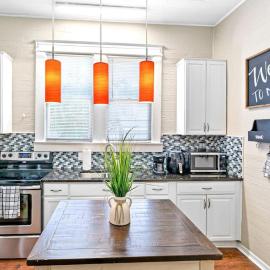 Charming and Historic Bungalow Near All, hotel in Tampa