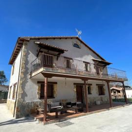 Casa Rural El Pinaron, hotel Navaluengában