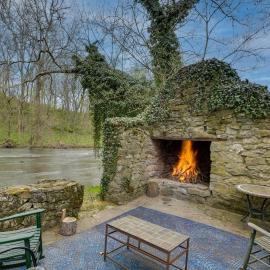 Historic Waterfront Retreat w/ Grill in Hagerstown, hotell i Hagerstown