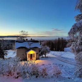 Järpen에 위치한 호텔 Mysigt hus med utsikt över fjäll och älv.