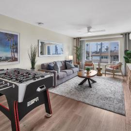 Tower 9 Oceanside, 1BD Boutique Retreat, Steps from the Beach, Sleeps 4, hotel in Oceanside