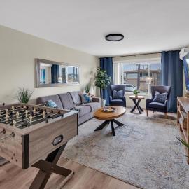 Steps from the Beach, 1BD Contemporary Condo at Tower 9 with Foosball and Garage، فندق في أوشن سايد