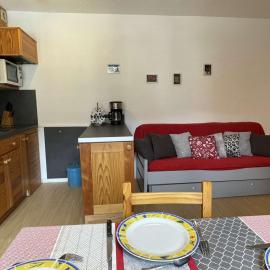 Studio 4 pers, pied de pistes à Chantemerle, Wi-Fi, proche commerces - FR-1-330E-49, Hotel in Serre Chevalier