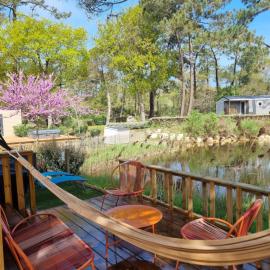 Mobil home camping Les ViVIERS Cap Ferret, hotell i Claouey