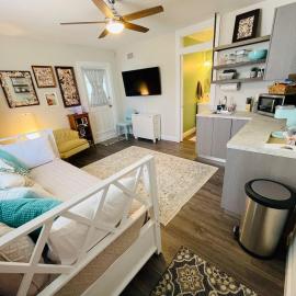 Coastal Chic Suite with Kitchenette and Private Entrance, hotel in St. Petersburg