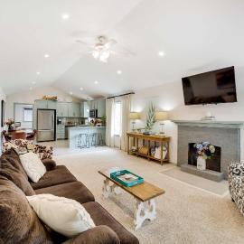 Tulsa Vacation Home ~ 3 Mi to Downtown, hotel in Tulsa