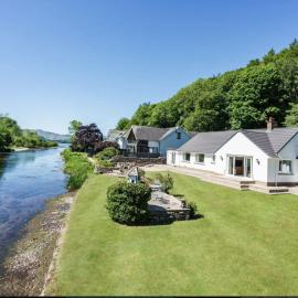 Roxby a stunning bungalow on the banks of the river within a 2 minute walk of Lake Ullswater and Pooley Bridge, hotel in Pooley Bridge