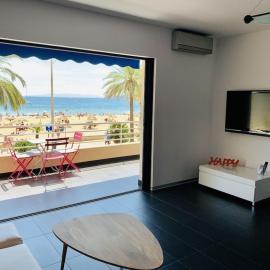 T2 Front de Mer 2pers 1 minute de la plageT2 de 44 m2 plus terrasse 16m2 , vue mer panoramique et en face de la plage Cet appartement refait à neuf bénéficie d'un confort et d un équipement optima Cet appartement est idéal pour 2 personnes avec sa chamb