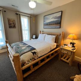 Dreams2Reality | Historic Branson Hotel - Hide-A-Way Room - Downtown, hotel din Branson