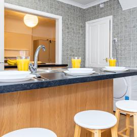 Shirley House 4, Guest House, Fully Equipped Kitchen with Fridge, Washer, Dryer, Self Catering, Self Check in, Great for Contractors, 5 min to BAT, 20 min to Fawley Refinery, close to Southampton Central, Ideal for Longer Stays, hotel in Southampton
